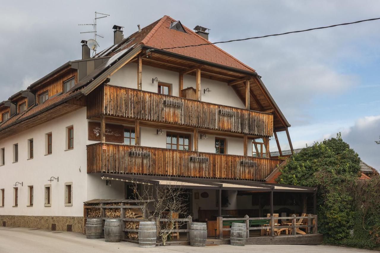 Dvor Guesthouse Novak מראה חיצוני תמונה